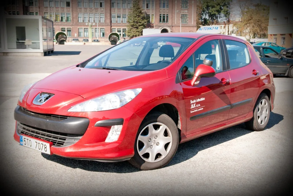 Peugeot 308 – červený výcvikový vůz