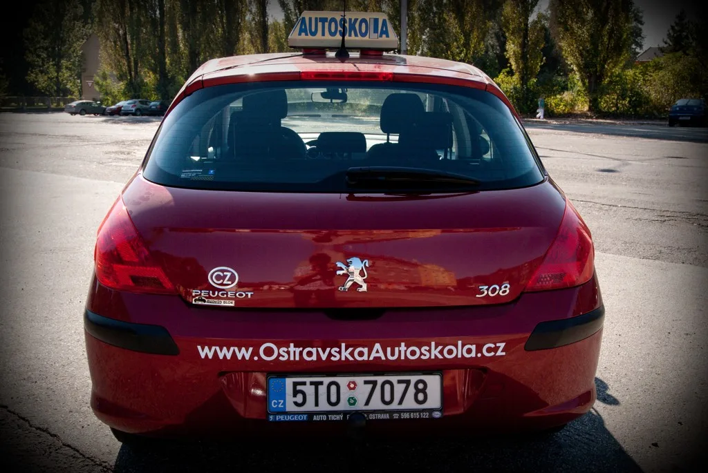 Peugeot 308 se střešní cedulí Autoškola