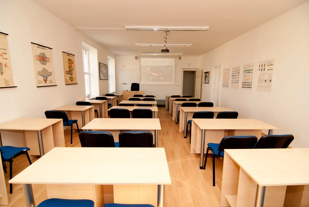 Učebna autoškoly – pohled od vstupu